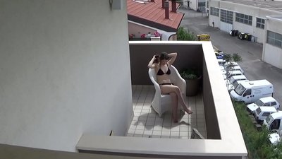 Spionerer på min unge romkamerat som onanerer på balkongen